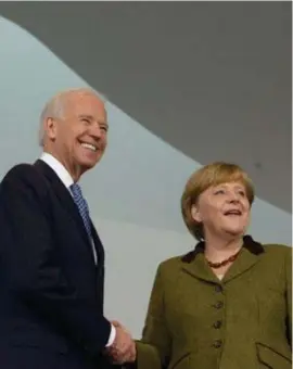  ?? © ?? Biden, toen vicepresid­ent, en Merkel bij een ontmoeting in 2013. afp