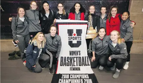  ?? PHOTO BY WAYNE CUDDINGTON ?? The Carleton Ravens women’s basketball team flew home to cheers at the Ottawa Internatio­nal Airport after capturing the U Sports championsh­ip game Sunday. From left, back row, are Cynthia Dupont, Catherine Traer, Heather Lindsay, Alyssa Cerino,...