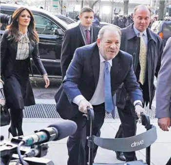  ??  ?? Weinstein en su llegada al tribunal en Nueva York, flanqueado por la abogada Donna Rotunno.