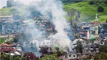  ??  ?? KEPULAN asap kelihatan dari rumah yang terbakar berikutan pertempura­n berterusan antara tentera kerajaan dan anggota militan di Marawi, semalam. - AFP