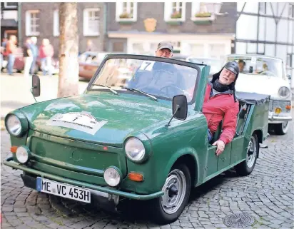  ?? BLAZY
RP-FOTO: ACHIM ?? Ein Blickfang sind die Oldtimer, die zur 150 Kilometer langen Rallye durch den Kreis Mettmann und das Bergische Land starten. Mit von der Partie sind auch Hartmut Eymael und Beifahrer Eckard Stoy mit einem Trabant von 1975.