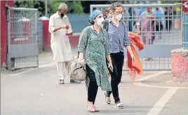  ?? AP ?? ■
Doctors coming out of a hospital wearing masks in Jammu on Tuesday.