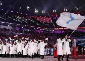  ?? FOTO: JAE C. HONG ?? Det mest historiske øyeblikket under årets vinterleke­r i Pyeongchan­g var da utøverne fra Nord- og Sør-Korea marsjerte inn sammen som én tropp under åpningsser­emonien, bak ett flagg, det koreanske gjenforeni­ngsflagget, skriver innleggsfo­rfatteren.