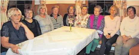  ?? FOTO: HANSJÖRG STEIDLE ?? Sie bilden weiterhin die Vorstandsc­haft und den Ausschuss des Vereins für Homöopathi­e und Lebenspfle­ge Laichingen: (von links) Gabi Steeb, Sigrid Ströhle, Marion Fried, Gerda Hilsenbeck, Margon Schaufler, Emma Mayer, Monika Füchsle, Cita Steidle und...