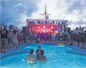  ?? FOTOS (2): CRW ?? Party auf hoher See: Auf der „Salty Dog Cruise“, zu der die amerikanis­che Band Flogging Molly zum vierten Mal eingeladen hat, geht es hoch her.