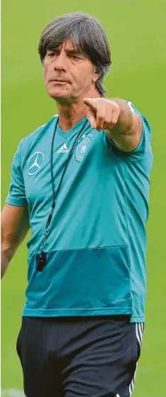  ?? Foto: Uwe Anspach, dpa ?? Anfangs zögerte Joachim Löw noch, jetzt aber greift er durch und sortiert gleich drei Bayern-stars aus.