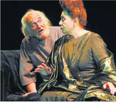  ?? H. I. ?? Encarna Paso como Livia y junto a Héctor Alterio en una representa­ción de ‘Yo, Claudio’ en Mérida (2004).