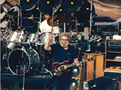  ?? (Wikimedia Commons) ?? A COLLAGE OF past Grateful Dead Gatherings in Israel. (Above) Jerry Garcia (front) and Mickey Hart of the Grateful Dead performing at Red Rocks Amphitheat­er in Colorado in 1987.