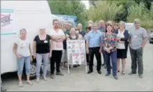  ??  ?? André Mandement entouré des bénévoles devant le nouveau fourgon