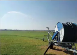  ?? FOTO: VERSKAF ?? Die Ocmis R2/2 kan ’n baan van 300 m besproei. Irrigation Unlimited voer dié mobiele selsels na Suid-Afrika in.