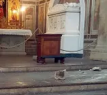  ??  ?? Il «peduccio» caduto giovedì dentro Santa Croce