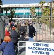  ??  ?? Affluence devant le centre de vaccinatio­n du palais des exposition­s de Nice le  mars denier.