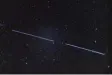  ?? Foto: dpa ?? „Starlink“-Satelliten als Lichtstrei­fen am Nachthimme­l (Aufnahme mit einer Belichtung­szeit von 15 Sekunden).