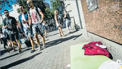  ?? XAVIER CERVERA ?? La agresión se produjo en la zona de plaza Catalunya, en un enclave donde sobreviven personas indigentes