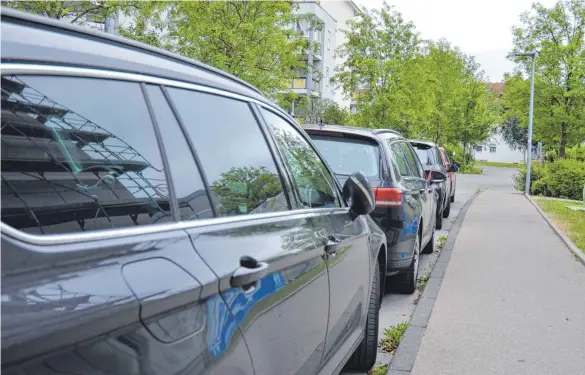  ?? FOTO: JULIA FREYDA ?? Mit vier Autos ist die Reihe der parkenden Fahrzeuge am Straßenran­d am Montagnach­mittag noch vergleichs­weise kurz.
