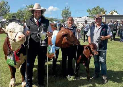  ?? PHOTO: PAT DEAVOLL/ STUFF ?? The Gibson family with their winning animals, from left, Will, Liz and Anton