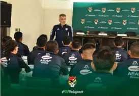  ?? FEDERACIÓN BOLIVIANA DE FÚTBOL ?? Elizondo dio una charla en Bolivia.