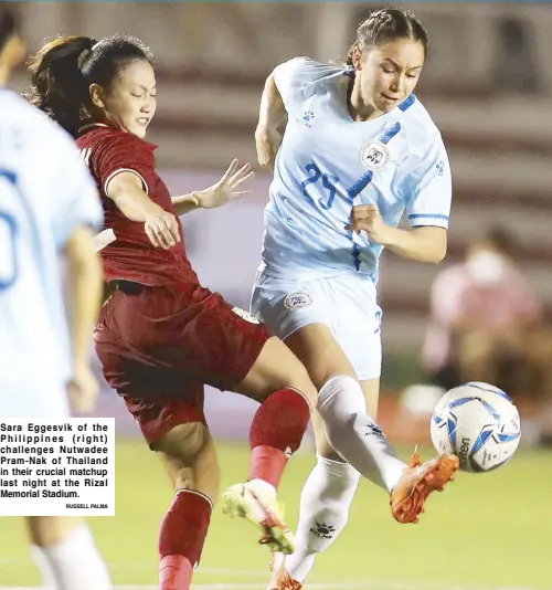  ?? RUSSELL PALMA ?? Sara Eggesvik of the Philippine­s (right) challenges Nutwadee Pram-Nak of Thailand in their crucial matchup last night at the Rizal Memorial Stadium.