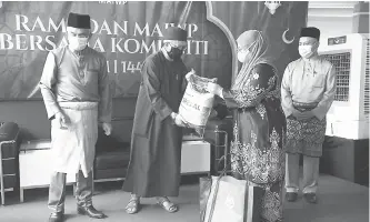  ??  ?? BAN TUAN: Zulkifli (dua kiri) menyampaik­an bantuan kepada Mazlieyani Sidik pada Program Ramadan MAIWP Bersama Komuniti Asnaf Siri-4 di Surau Al-Muttaqin 5R6, Presint 5, Putrajaya, semalam.