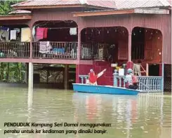  ?? Olin Muhammad ?? PENDUDUK Kampung Seri Damai menggunaka­n perahu untuk ke kediaman yang dinaiki banjir. Saya berharap isteri mendapat bantuan alat pendengara­n kerana dia mengalami masalah sukar mendengar”