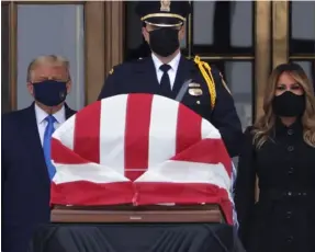  ?? AFP ?? Donald Trump y la primera dama, Melania Trump, presentaro­n ayer sus respetos al féretro de la jueza Ruth Bader Ginsburg.