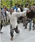  ?? Foto: afp ?? Geschafft: Dieser junge Mann hat den Zaun bei Ceuta überwunden.