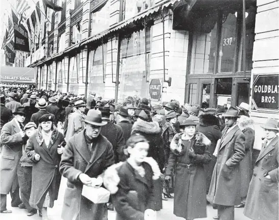  ?? LOUIS PAUS/CHICAGO TRIBUNE ?? A crowd waits in the morning for the Loop Goldblatt Bros. Store to open its doors on the first anniversar­y of its opening in Chicago in March 1938.