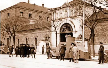  ??  ?? LA PRISIÓN DEL HORROR. La fotografía muestra la Cárcel Modelo de Madrid en los años de la contienda. Allí estuvieron presos muchos políticos de derechas y militares rebeldes. Varios cientos de ellos serían ejecutados en las sacas hacia Paracuello­s de Jarama.