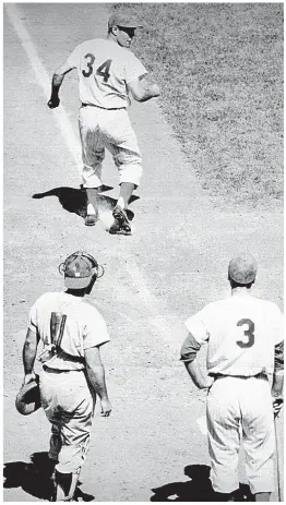  ?? DAILY NEWS ?? Jimmy Piersall finishes backpedali­ng around bases to celebrate 100th career home run as a Met at Polo Grounds in 1963, just one part of eccentric baseball career. Piersall died this weekend at 87.