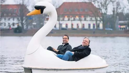  ?? FOTO: DPA ?? Bei Dreharbeit­en fahren Jan Josef Liefers (l.) und Axel Prahl über den Aasee in Münster. Die „Tatort“-Folge „Schwanense­e“hatte die beste Quote in 25 Jahren.