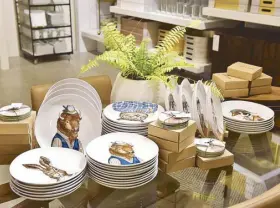  ??  ?? An animal farm on your table with these fun plates