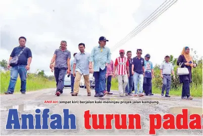  ??  ?? ANIFAH (empat kiri) berjalan kaki meninjau projek jalan kampung.