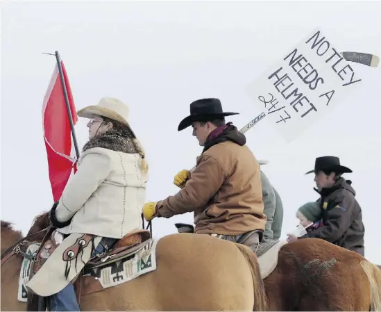  ?? Leah Hennel / Calga
ry Herald ?? Farmers and ranchers protest Bill 6 in Okotoks, Alta., on Dec. 1.