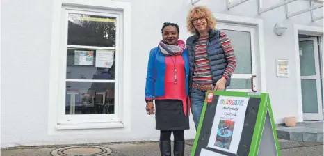  ?? FOTO: JANNICK NESSENSOHN ?? Sie kümmern sich um den neuen Müttertref­f im Haus Ubuntu: Familienhe­bamme Terhas Woldeyohan­nes-Riegger (v. l.) und Christine Gratz von der Schwangers­chaftsbera­tung der Caritas.