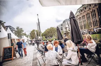  ?? FOTO: END ?? Essen, trinken, plaudern, die Menschen beobachten – das Gourmet-Festival bietet beste Voraussetz­ungen.