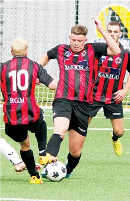  ?? Photograph by AMANDA EMARY. ?? Gippsland United’s Rory Wagner (centre) demonstrat­es the fancy footwork with teammate Nathan Lugton that saw him score a long range goal at Bentleigh on Saturday.