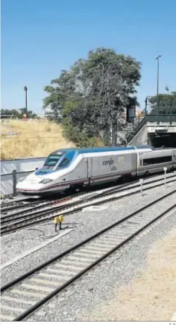  ?? G. H. ?? Un tren AVE entrando en Granada capital.