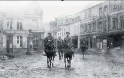  ?? Gdn081118e­nteringleq­uesnoy PHOTO / ALEXANDER TURNBULL LIBRARY ?? New Zealand Divisional Commander entering Le Quesnoy after its capture.