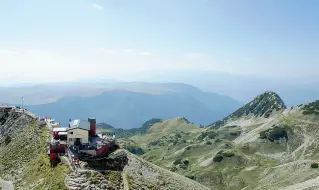  ??  ?? La cima Una veduta del Carega, che si trova al confine tra Trentino e Veneto