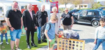  ?? FOTO: ELISABETH SOMMER ?? Walter Leichtle (2.v.l.) und Jutta Leichtle schauten sich am Stand von GICO-Spielwaren das Holzspielz­eug aus der Nähe an.