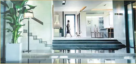  ?? Neon / CJ Entertainm­ent ?? IN ‘PARASITE,’ the well-to-do Park family’s home in Seoul is the ultimate in Minimalist luxury, but it hides a stark class divide.