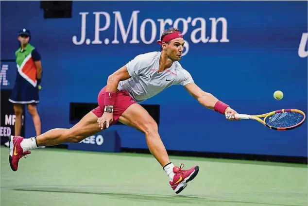  ?? Fotos: AFP ?? Rafael Nadal kam im Spiel gegen den US-Amerikaner Frances Tiafoe oftmals einen Schritt zu spät.