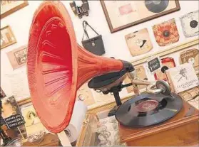  ??  ?? Música. El Museo del Tango reproduce “Si supieras” en una victrola de 1904.