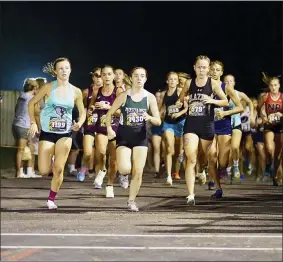  ?? BRIAN FISHER — FOR THE NEWS-HERALD ?? Mentor’s Savannah Dennison, left, and the rest of the field take to the course Aug. 28at Riverside.