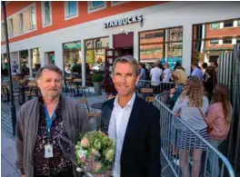  ?? FOTO: REIDAR KOLLSTAD ?? Einar Hanssen (t.v.) fra Kristiansa­nd Eiendom og Jon Bjørgum fra Christians­holm Eiendom foran køen ved Starbucks onsdag.