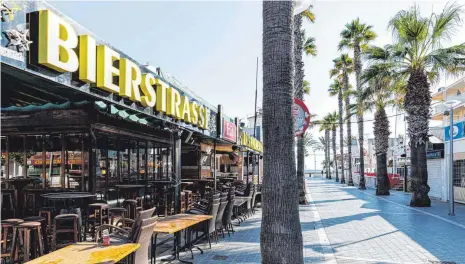  ?? FOTO: MICHAEL MATTHEY/IMAGO IMAGES. ?? Das Lokal Las Palmeras in der Bierstraße an der Playa de Palma ist von der Balearen-Regierung wegen der Corona-Pandemie geschlosse­n worden. Nun steigert sich die Krise der Urlauberin­sel durch die deutsche Reisewarnu­ng. Bars wie Hotels drohen die Einnahmen weitgehend wegzubrech­en.