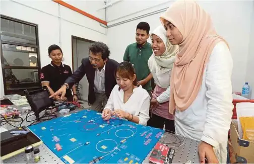  ??  ?? DR Harith bersama pelajar di Fakulti Sains Universiti Malaya.