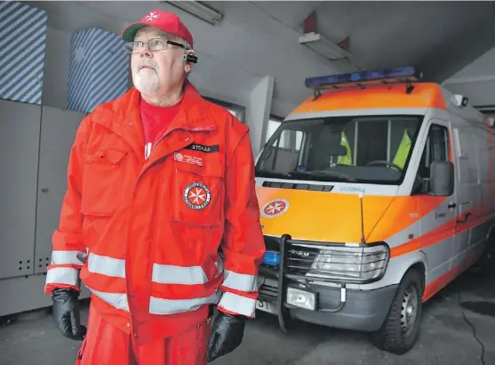  ?? NIKLAS TALLQVIST ?? FÖR KONKRET NÖD. Roger Storås är verksamhet­sledare för Johanniter­hjälpen i Finland och har hand om ambulansve­rksamheten.