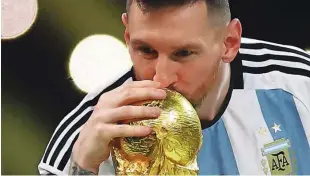  ?? ?? Fotograije Lionela Messija s pokalom za naslov svetovnega prvaka so podrle vse rekorde.