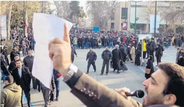  ?? ARASH KHAMOOSHI/THE NEW YORK TIMES ?? Anti-government protesters rally Tuesday in Tehran amid demonstrat­ions in several cities after the plane disaster.